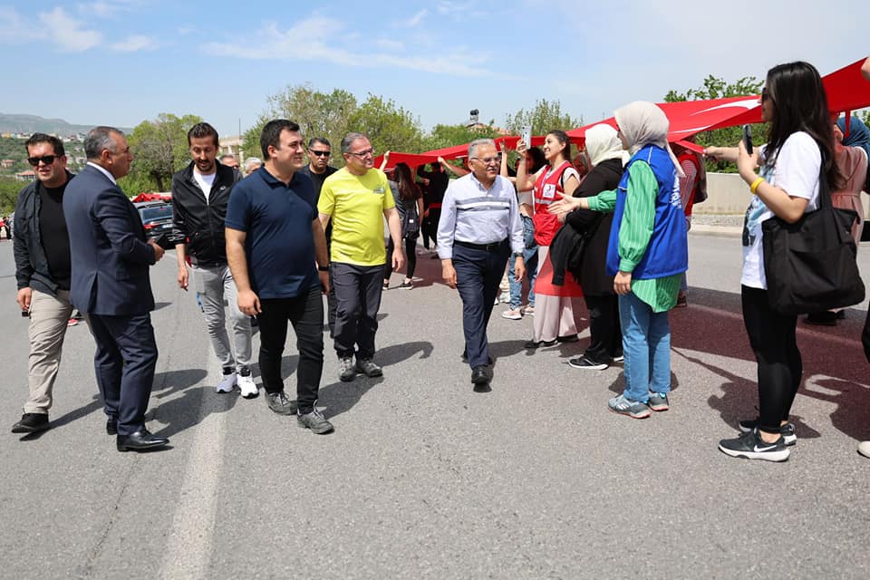 Kaymakamımız Sn. Burak DERTLİOĞLU "𝗚𝗲𝗻ç𝗹𝗶𝗸 𝗛𝗮𝗳𝘁𝗮𝘀ı" münasebetiyle Gençlik Yürüyüşü programına katıldı.